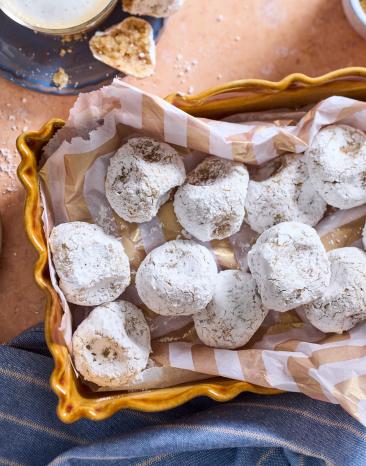 Sizilianisches Mandelgebäck (Paste di Mandorla) mit Puderzucker.