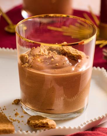 Spekulatius Mousse mit Bröseln in Dessert Gläsern.