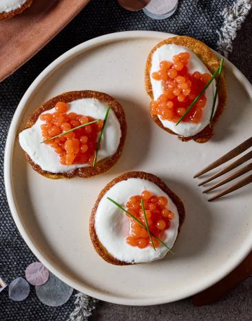 Blinis mit vegetarischem Kaviar auf Servierplatten.