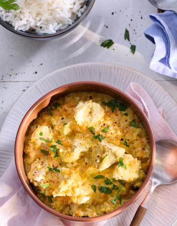Hähnchen-Ragout in einer Schüssel auf einem gedeckten Tisch.