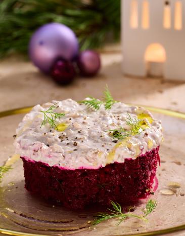 Rote Bete-Tartar mit Ziegenkäse-Walnuss-Creme auf festlichen, weihnachtlichem Tisch.