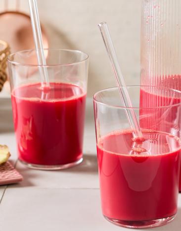 Roter Apfel-Karotten-Saft mit Rote Bete in Gläsern.