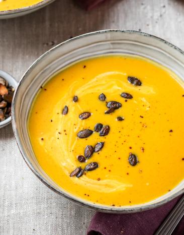 Butternut Kürbissuppe mit Kürbiskernen getoppt.