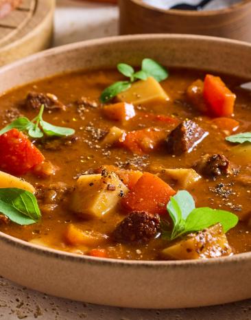 Ungarische Gulaschsuppe mit buntem Gemüse.