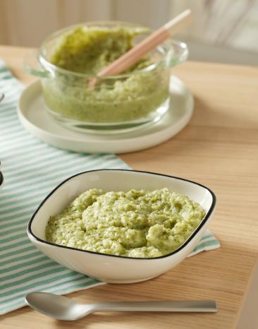 Brokkoli-Reis-Babybrei mit Seelachs in Schälchen.