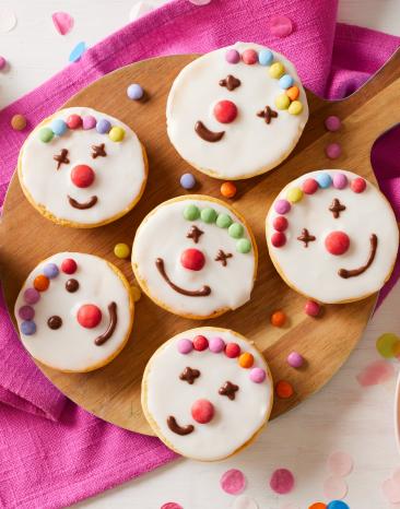 Clown Amerikaner mit bunten Gesichtern verziert.