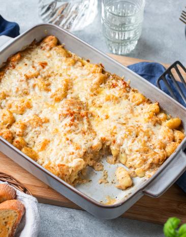 Gnocchi in französischer Zwiebelsauce in einer Auflaufform.