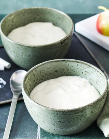 Hirse Babybrei in Schüsseln.