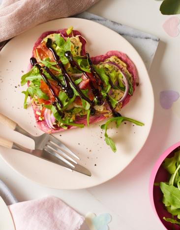 Pinke Herz-Flammkuchen mit Rucola und Balsamico