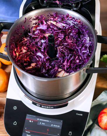 rotkohl wird im Cookit zerkleinert.