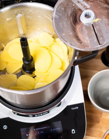 Kartoffeln werden im Cookit zerkleinert.