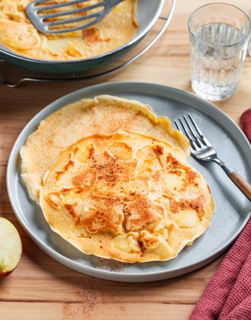Apfelpfannkuchen knusprig braun und fluffig gebraten.