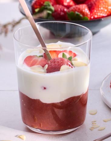 Erdbeer-Rhabarber-Dessert im Glas mit frischen Erdbeeren.