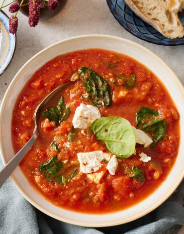 One Pot mit Paprika und Feta in einer tiefen Schüssel.