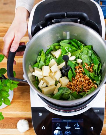 Zutaten für Pesto werden im Cookit zerkleinert.