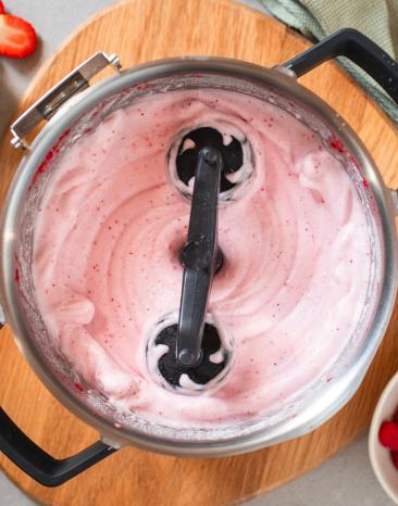 Erdbeer-Protein-Fluff im Cookit Topf Erdbeer-Protein-Fluff im Cookit Topf