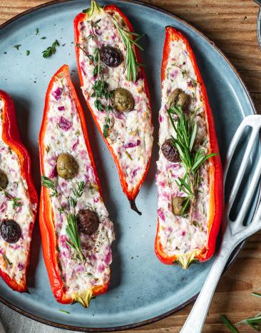 Gefüllte Paprika mit Oliven und Kräutern.