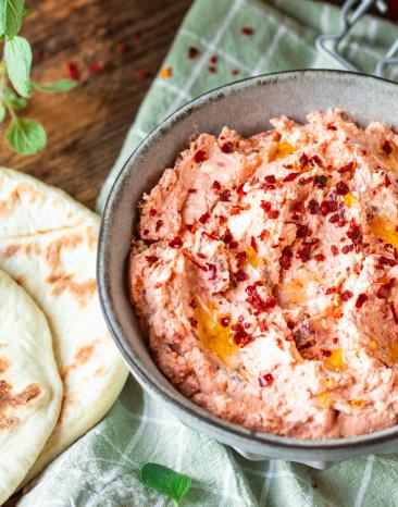 Feta Dip mit Chili Flocken in einer Schale.