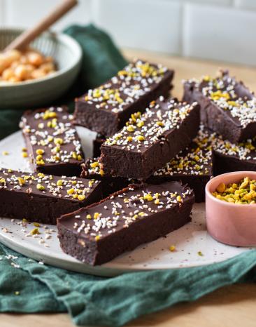 Proteinriegel ohne Proteeinpulver mit Saaten übereinander gestapelt.