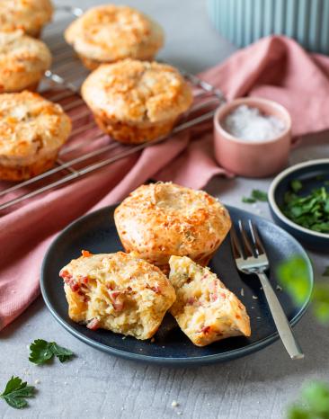 Schinken-Käse-Muffins auf einem Kuchengitter.