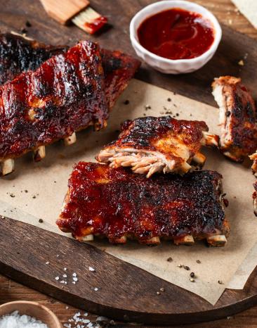 Spareribs gegrillt auf einem Holzbrett