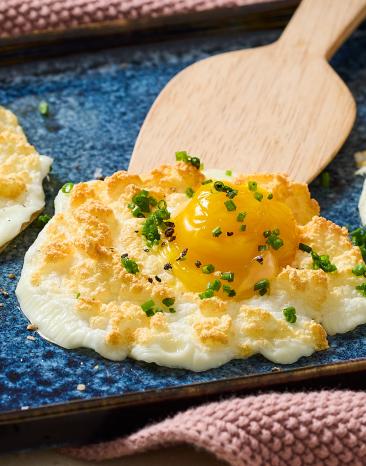 Cloud Breads mit frischen Kräutern serviert.
