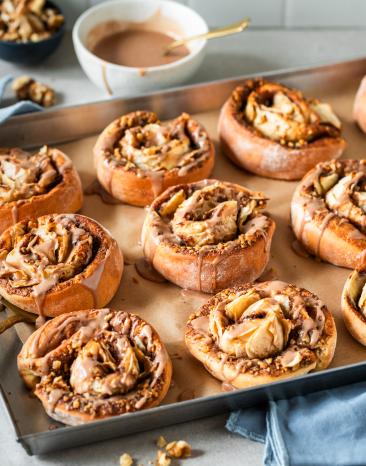 Apfel-Zimt-Schnecken auf einem Backblech.
