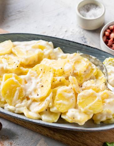 Béchamelkartoffeln auf einer Servierplatte