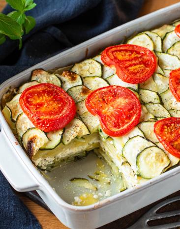 Boureki (Griechischer Zucchini-Kartoffel Auflauf) mit Tomaten.