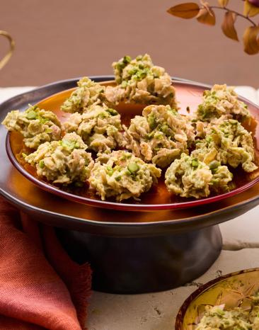 Dubai-Schoko-Crossies auf einem metallischen Teller.