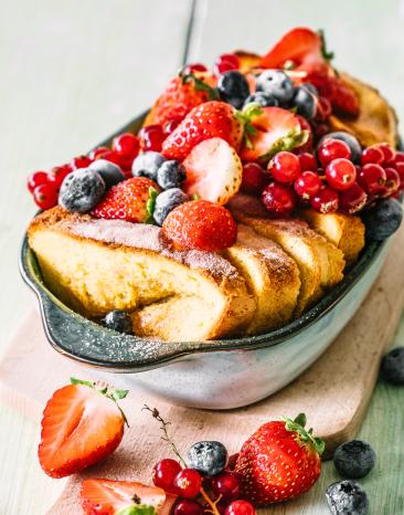 French-Toast-Lasagne mit freischen Beeren.