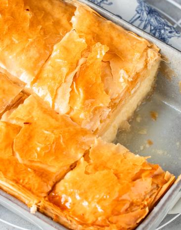 Galaktoboureko (Griechischer Grießauflauf) in Stücke geschnitten gold gebacken.