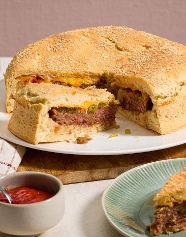 Ofen Buger angeschnitten auf einer Servierplatte.