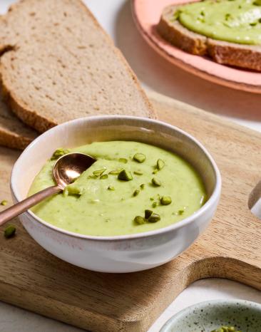 Pistaziencreme mit gehackten Pistazien getoppt in einer Schüssel.