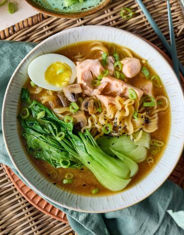Schnelle Ramensuppe mit gedämpftem Lachs in einer Schüssel.