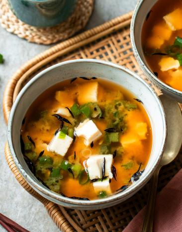 Miso Suppe in zwei Schalen.