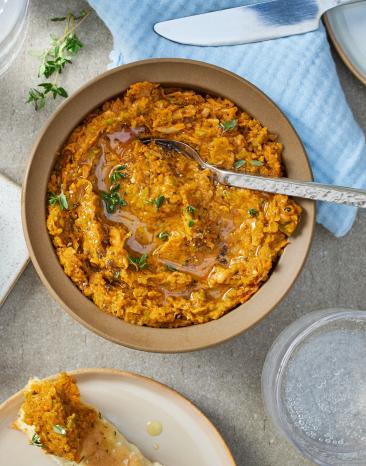 Gemüse-Aufstrich mit Bohnen in einer Schüssel.