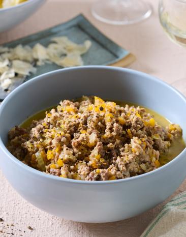 Bolognese Bianco mit Nudeln in Schüsseln.
