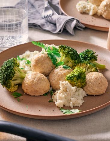 Reis mit Geflügel-Hackbällchen und Brokkoli