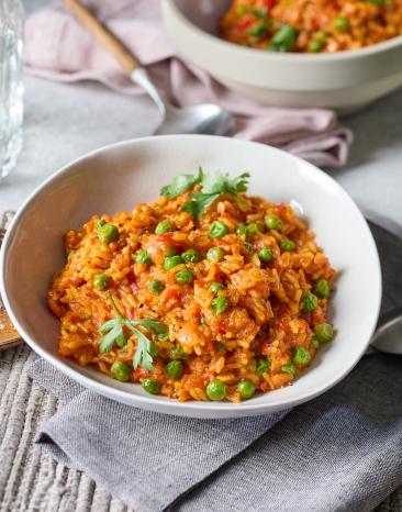 Djuvec-Reis mit Kräutern garniert.