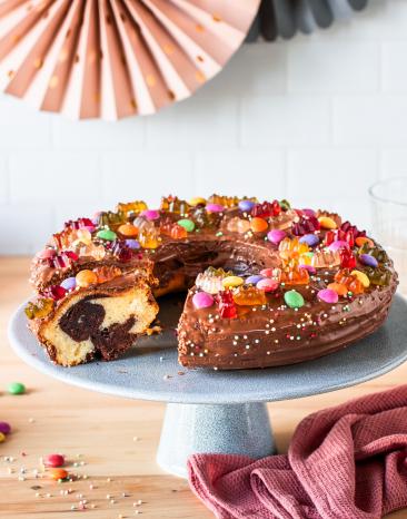 Geburtstagskuchen mit bunten Süßigkeiten verziert.