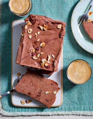 Nutella-Eis auf einem gedeckten Tisch.