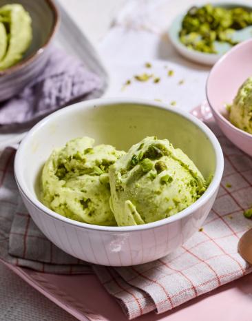 Pistazieneis in Bällchen mit gehackten Pistazien.