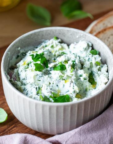 Ricotta-Kräuter-Aufstrich in einem kleinen Schälchen.