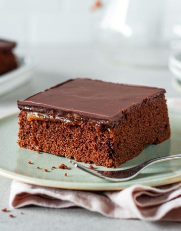 Sacherschnitten vom Blech mit Schokoguss in Stücke geschnitten.