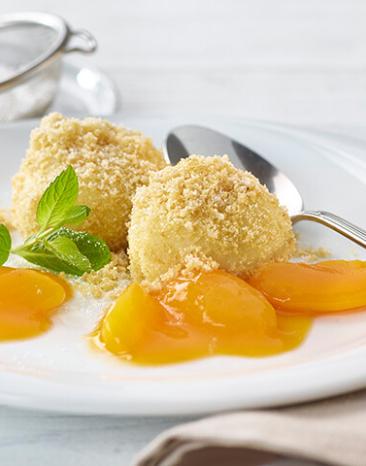 Topfenknödel mit Butterbrösel.