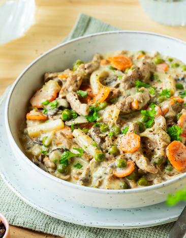 Veganes Frikassee in einem teifen Teller.