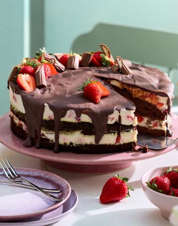 Yogurette-Torte nit frischen Erdbeeren und Schokolade garniert.