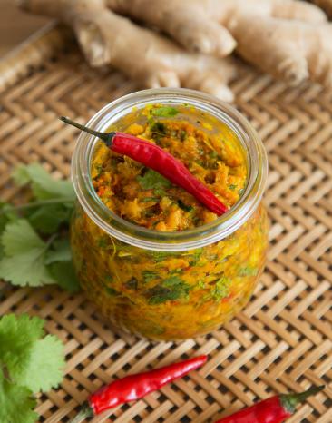 Currypaste selbstgemacht in einem Glas mit frischer Chili oben drauf.