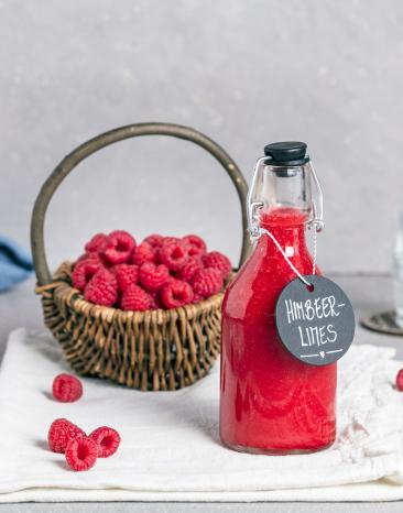 Himbeer Limes in einem Glas und Glasflasche zum verschenken
